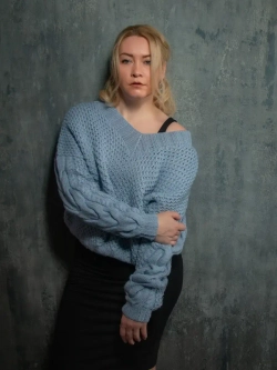 Голубой свитер Соты с V образным воротом