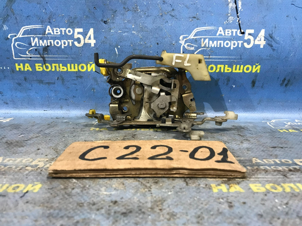 Замок двери передней левой NISSAN LARGO 1992