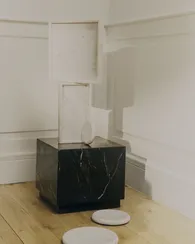 Приставной столик Sorein 40x40 см из черного мрамора