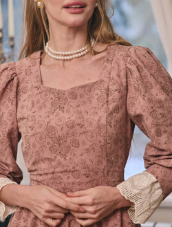 Платье с вырезом-сердечко