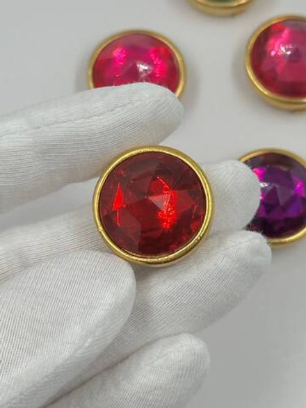 Накладка на пуговицу с красной вставкой