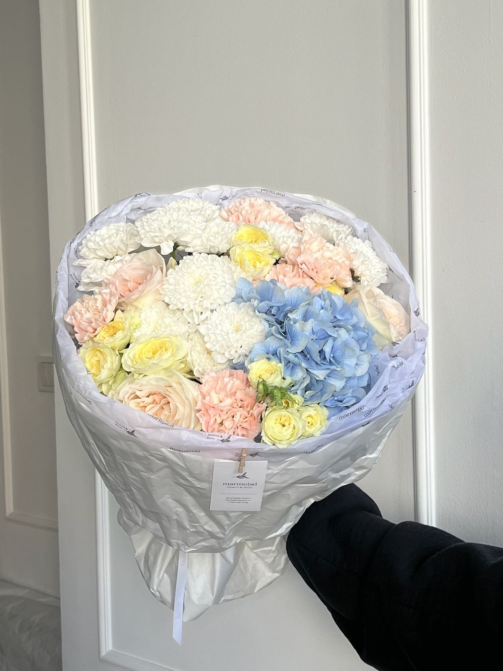 Букет из кустовых роз, гортензии, хризантемы и диантусов