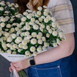 159. Воздушный стойкий моно-букет с хризантемой сантини