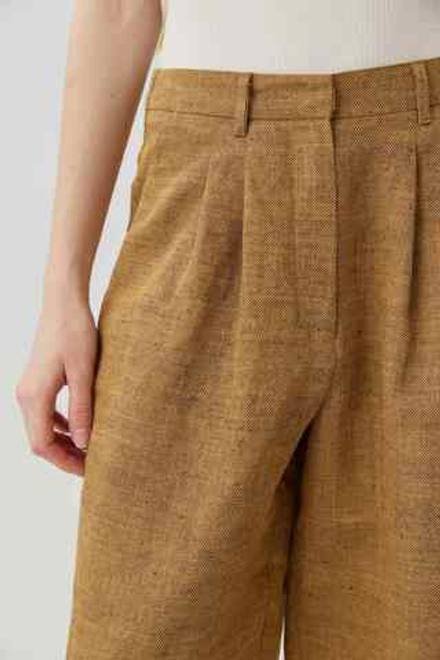 Брюки со складками горчичного цвета в елочку из льна