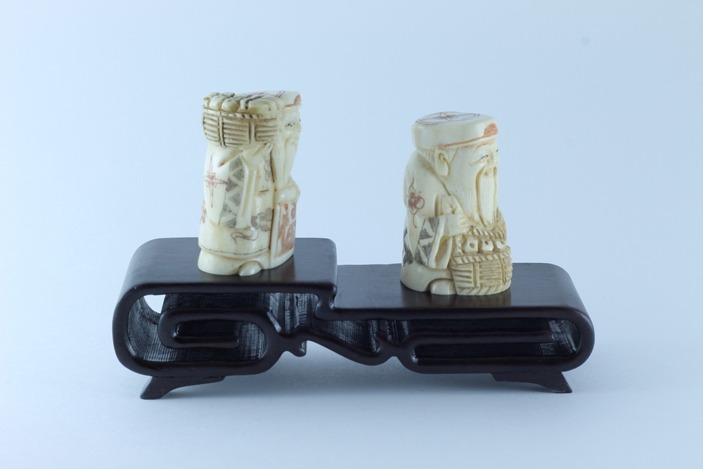 Сет нэцкэ 2 бога на подставке