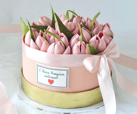 Премиальный торт «шляпная коробка” с шоколадным бортиком и шоколадными тюльпанами 2 кг