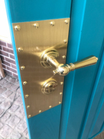 Синяя входная дверь с декоративными элементами и стеклопакетом