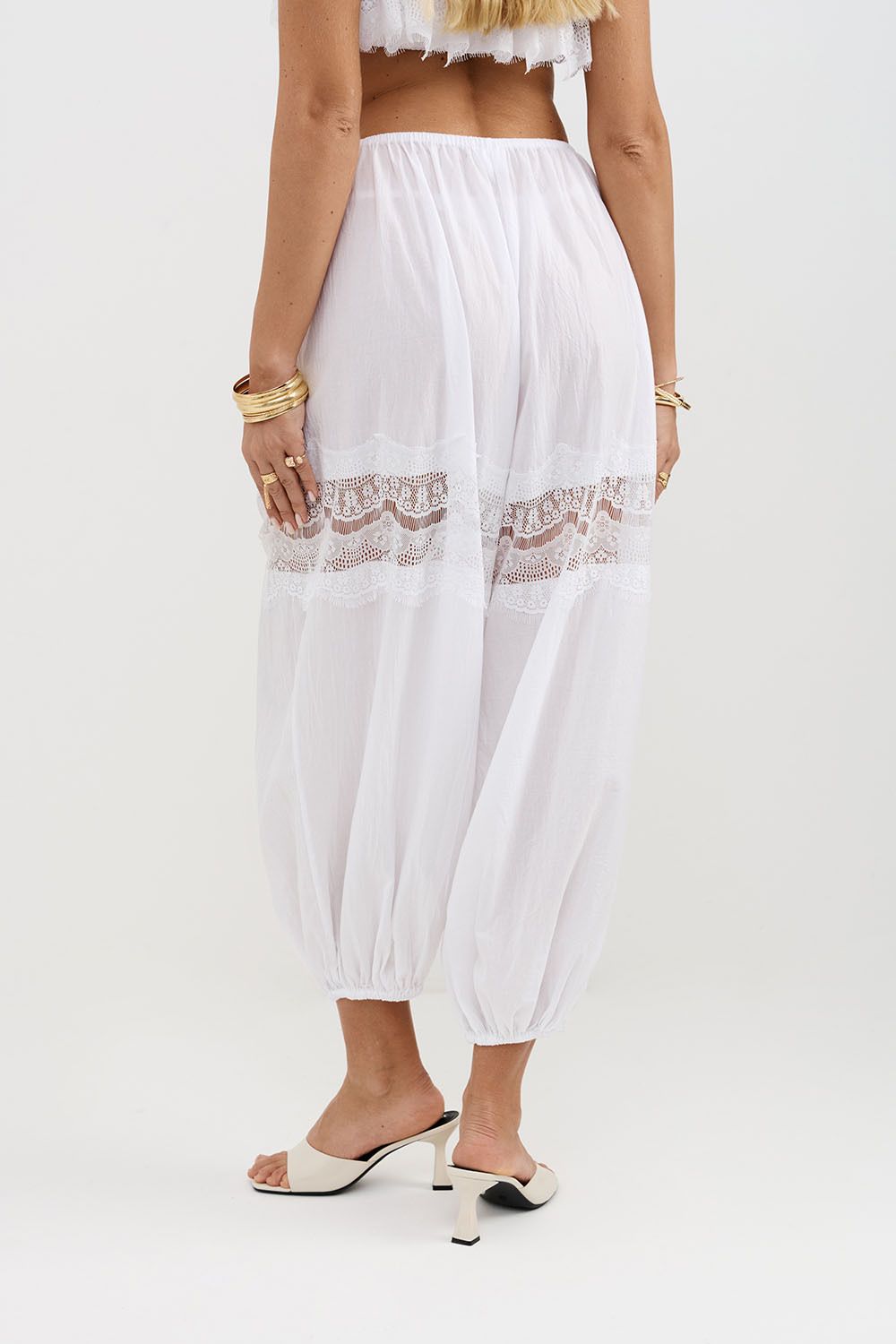 Брюки алладины из жатого хлопка белого цвета с кружевом