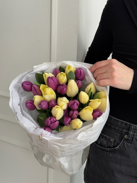 Букет из 31 фиолетового и желтого тюльпана-M ддоступен к заказу с 3.03.2026