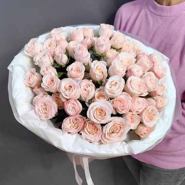 Букет из кустовых пионовидных роз сорта "Bombastic"