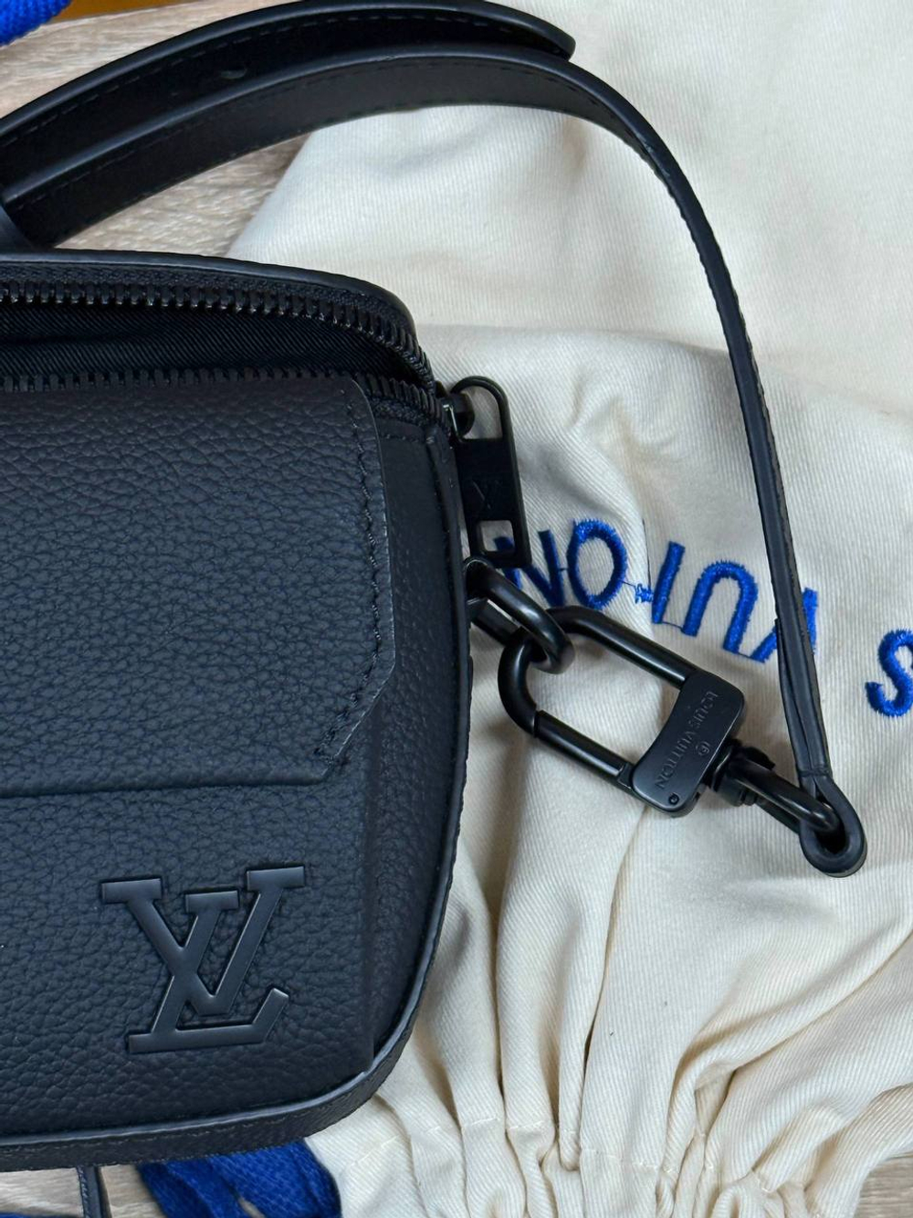 Сумка-мессенджер Louis Vuitton