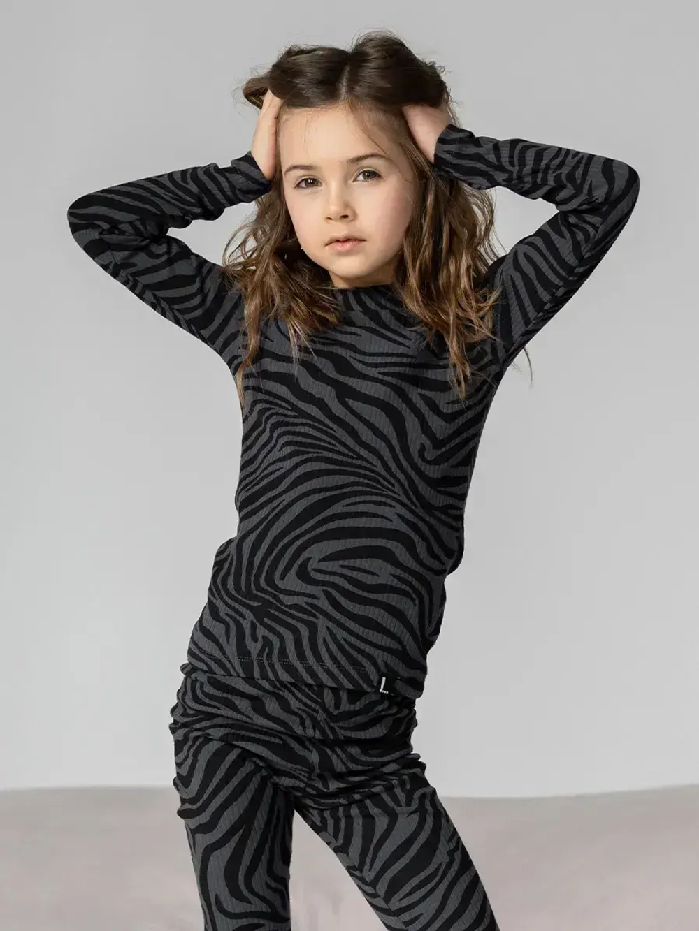 Черный костюм для девочки осенний