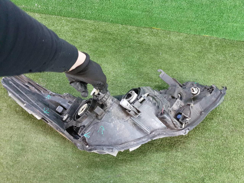 Битая Фара левая Toyota Corolla E160 15-19 галоген