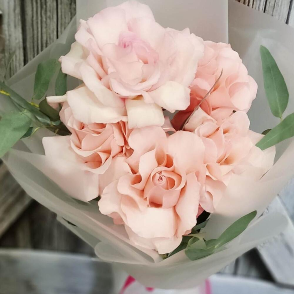 Букет из 5 французских роз с эвкалиптом