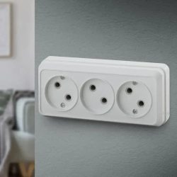 Розетка Intro Quadro 2-205-01 без заземления трехместная 3х2P 16А-250В IP20 открытой установки белая