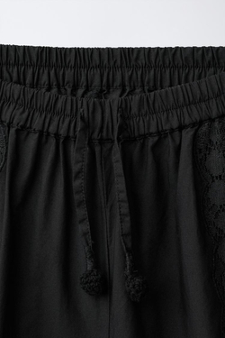 ZARA БРЮКИ-БОМБЕРЫ С ВЫШИВКОЙ LACE, ЧЕРНЫЙ