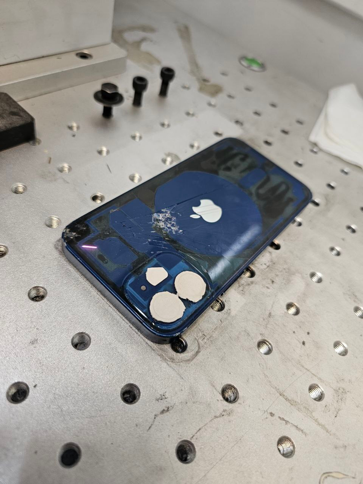 Замена заднего стекла на iPhone 13