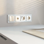 Рамка на 4 поста Favorit (белый, стекло) W0041101