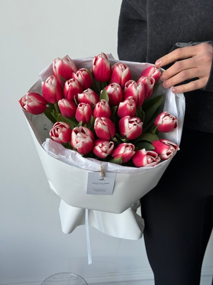 Букет из 25-ти красно-белых тюльпанов