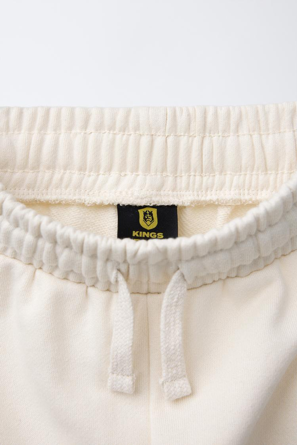 ZARA ШОРТЫ-БЕРМУДЫ С ПРИНТОМ KINGS LEAGUE ©, СВЕТЛО-БЕЖЕВЫЙ
