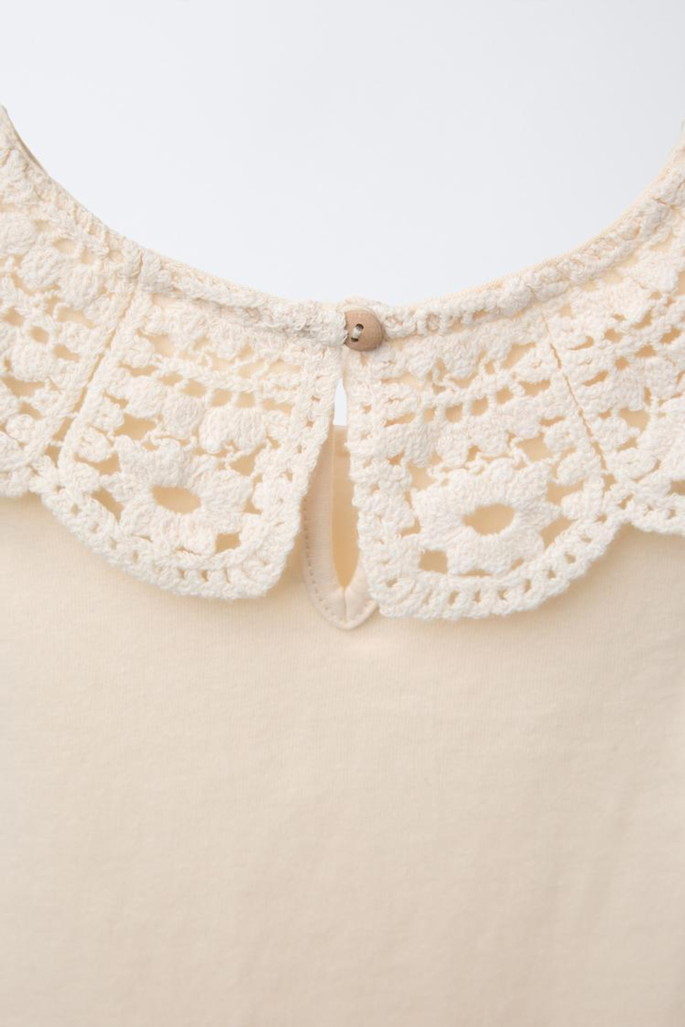 ZARA ФУТБОЛКА С ВЯЗАНЫМ КРЮЧКОМ ВОРОТНИКОМ, ЭКРЮ