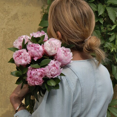 102. Нежный букет из пионов