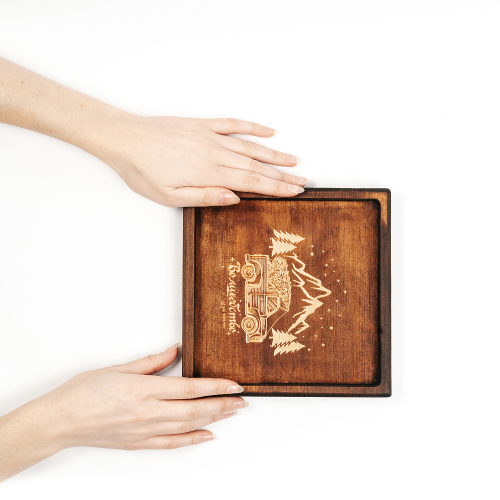 Деревянная менажница из кедра для подачи блюд и закусок с гравировкой "Волшебство не за горами"