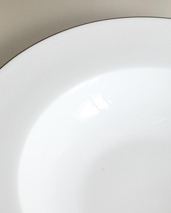 ZARA HOME ГЛУБОКАЯ ТАРЕЛКА ИЗ КОСТЯНОГО ФАРФОРА С КАЙМОЙ, БЕЛЫЙ/ЧЕРНЫЙ