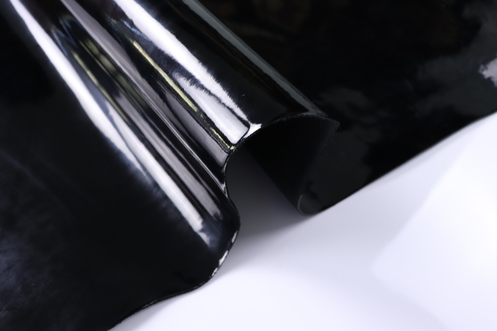 Уценка: 1,0-1,2 мм Кожа КРС лаковая гладкая черная 210 дм²