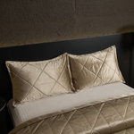 Велюровое покрывало в клетку и две наволочки OVL030