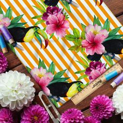 Ткань таффета реалистичные петуньи и туканы на ярком полосатом фоне