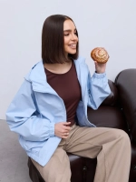 Ветровка с капюшоном