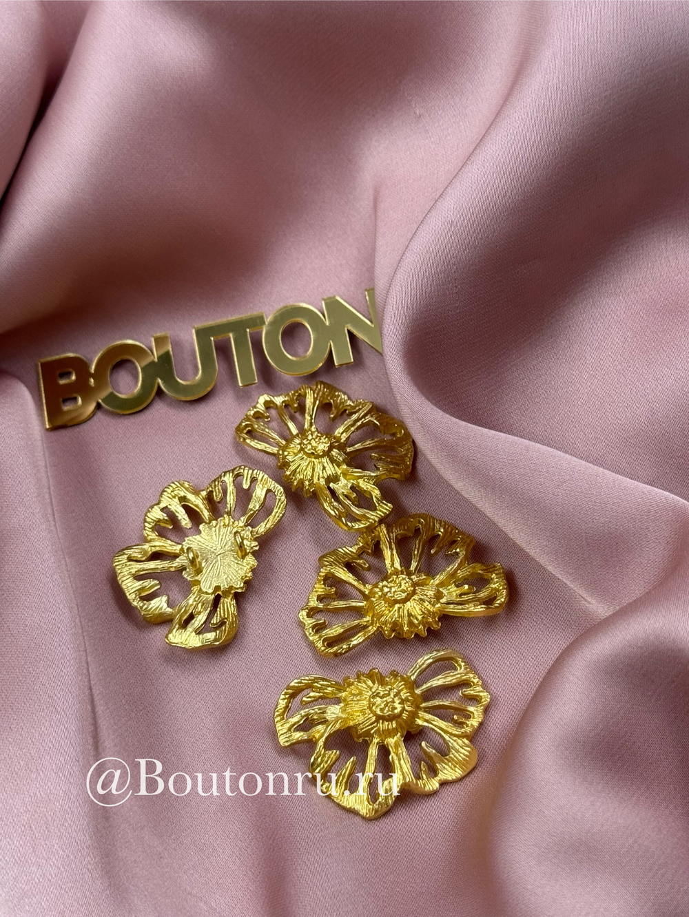 Пуговицы золотистые в форме половинки цветка на двух ножках