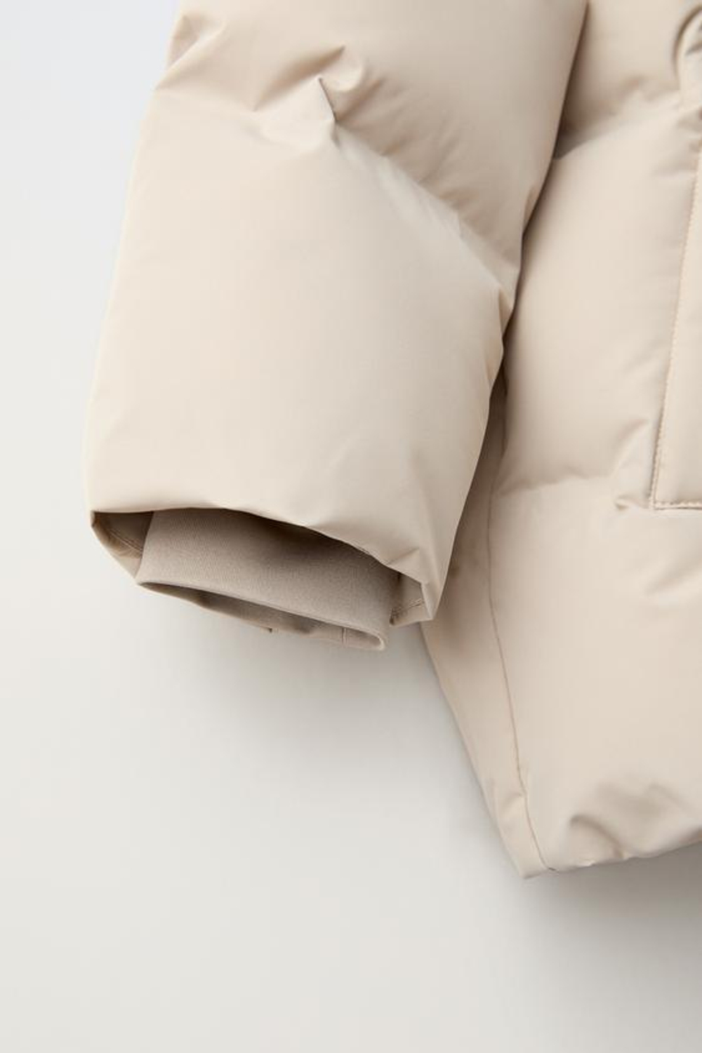 ZARA ПУХОВИК WATER REPELLENT С НАШИВКОЙ, КАМЕННО-СЕРЫЙ