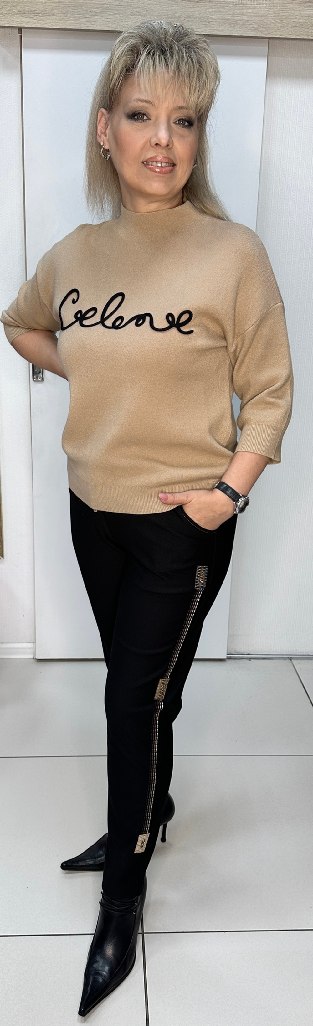 Черные брюки на резинке с бежевым принтом