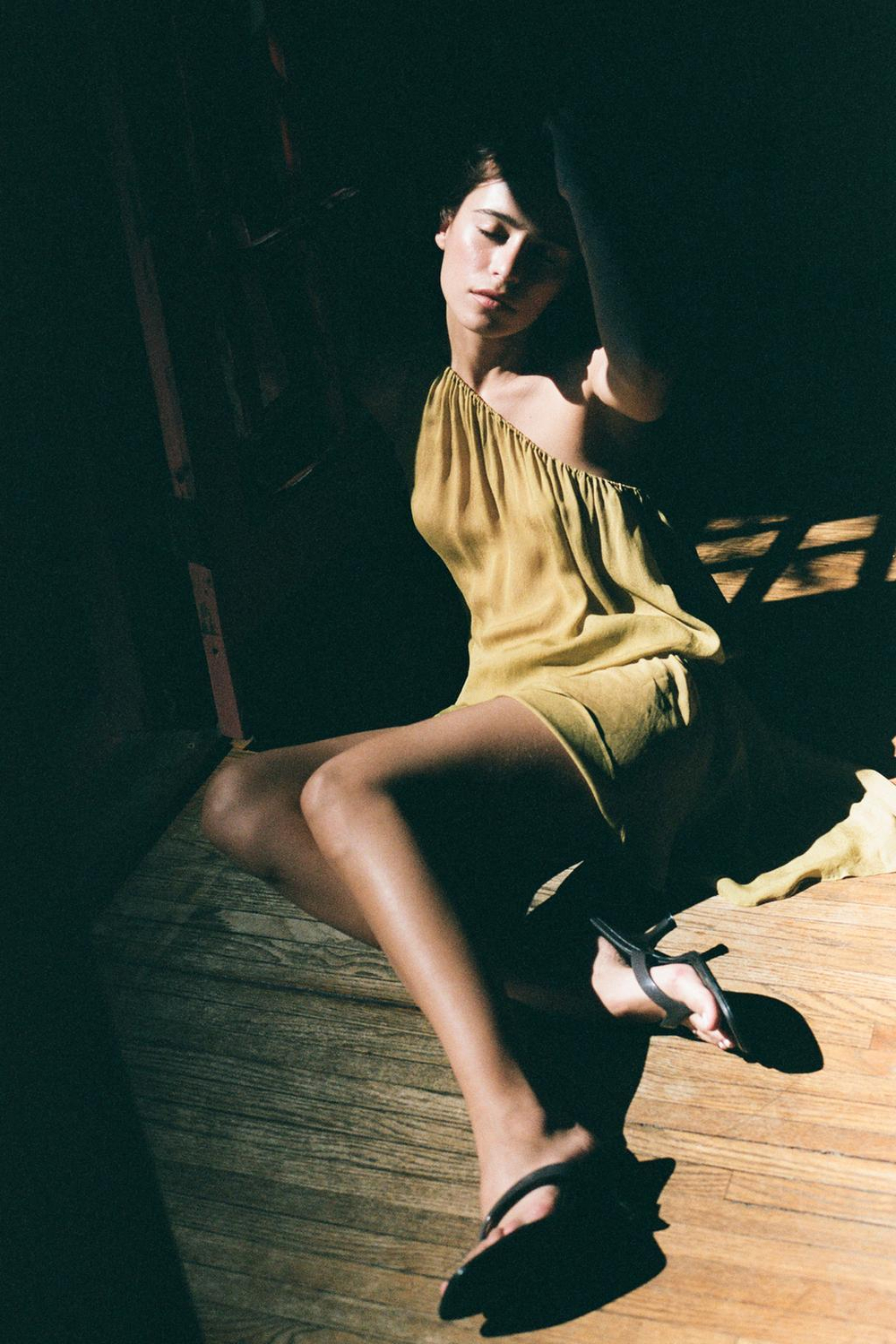 ZARA ТОП АСИММЕТРИЧНОГО КРОЯ С ЗАВЯЗКАМИ, ЗЕЛЕНЫЙ