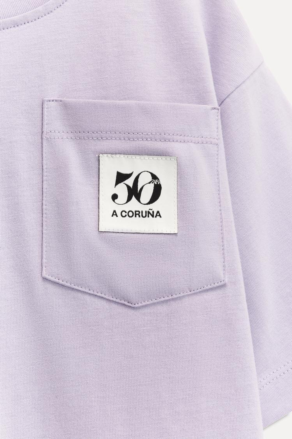 ZARA ФУТБОЛКА С КАРМАНОМ И ЭТИКЕТКОЙ 50TH ANNIVERSARY, СИРЕНЕВЫЙ