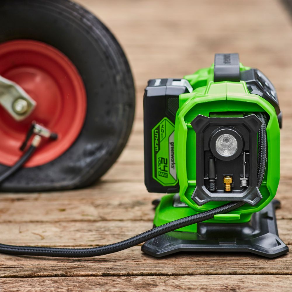 Компрессор автомобильный аккумуляторный Greenworks Арт. 3400807UB, 24V / 12V (от прикуривателя автомобиля), c АКБ 4Ач и ЗУ в сумке