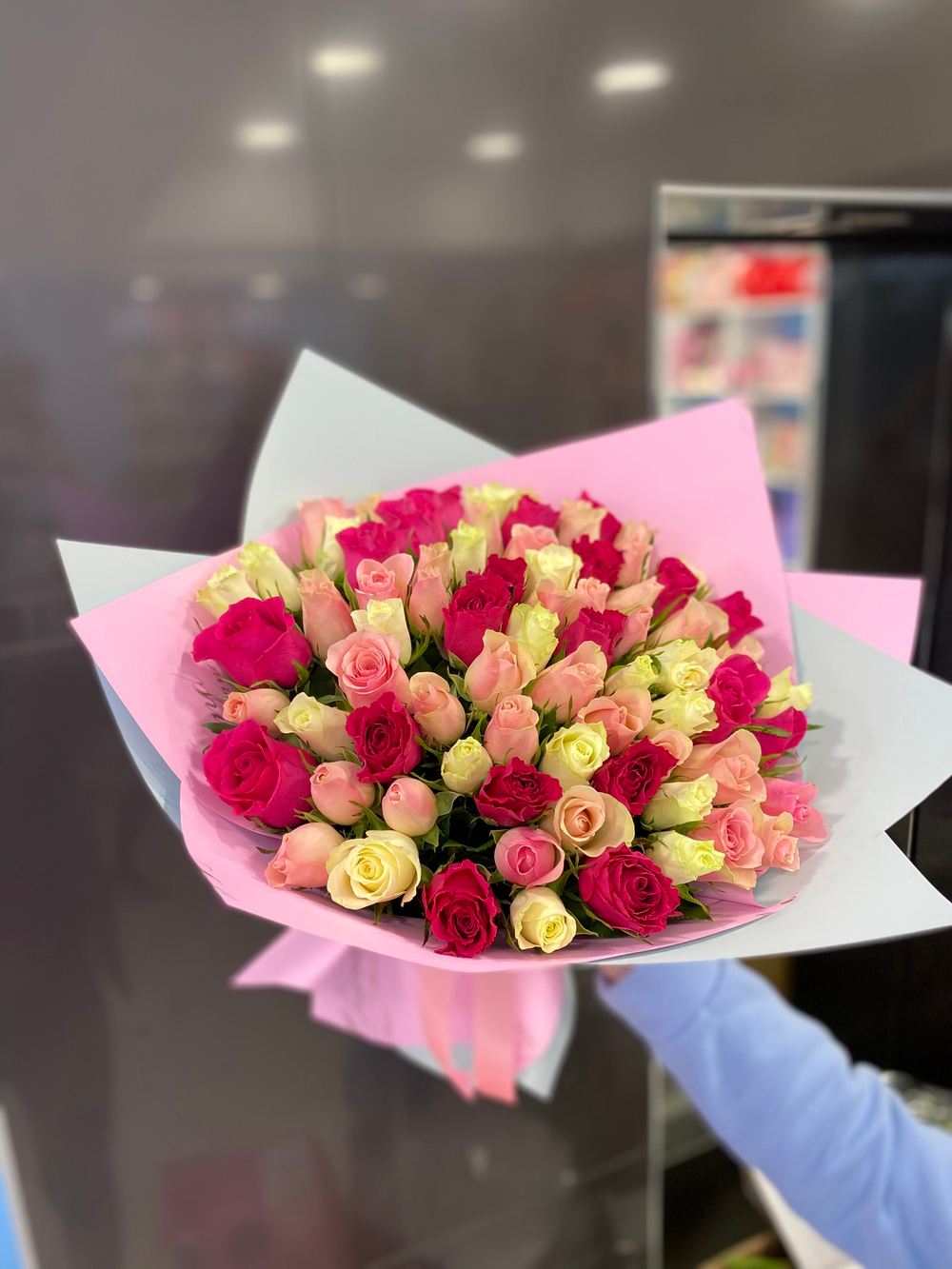 Букет 51 роза Кения 32 см в пленке