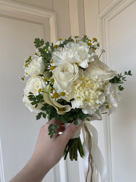 Свадебный букет из ромашки, диантусов, калл и одноголовых роз