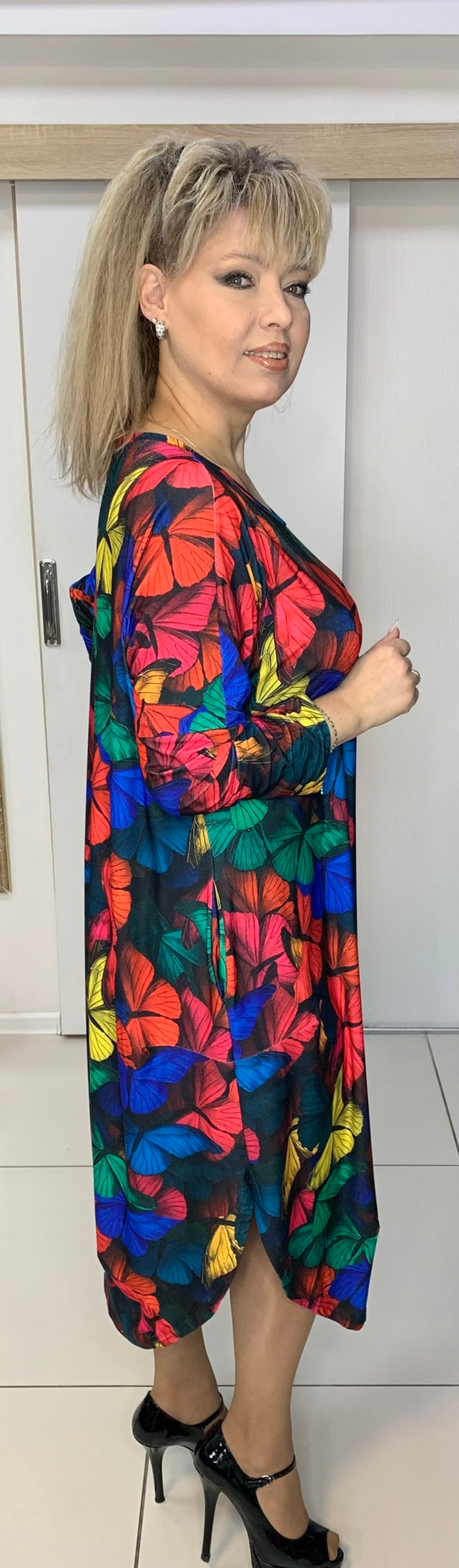 Трикотажное яркое платье с разрезами по бокам