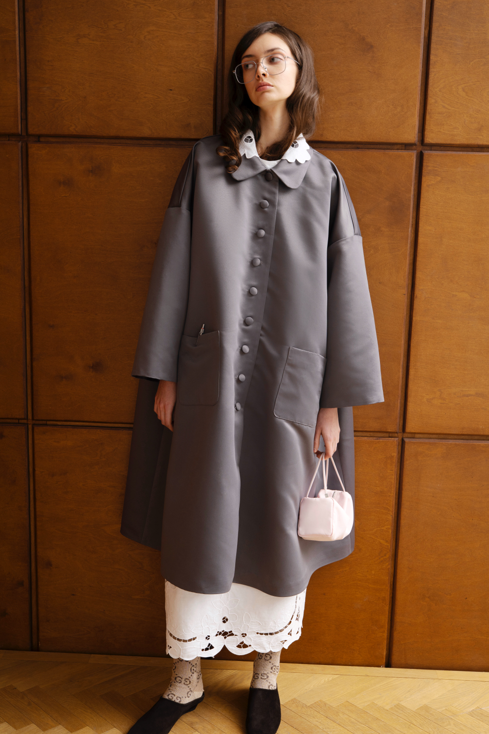 Атласный плащ с вышивкой лебедя