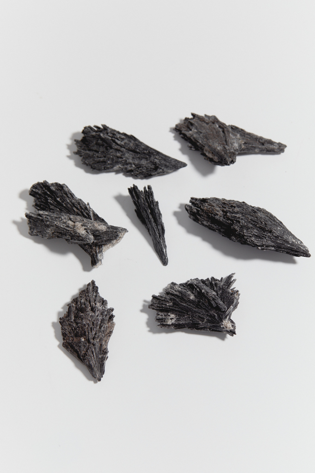 Черный Кианит