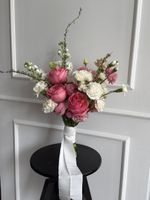 Свадебный букет из ярких роз, диантусов и маттиолы