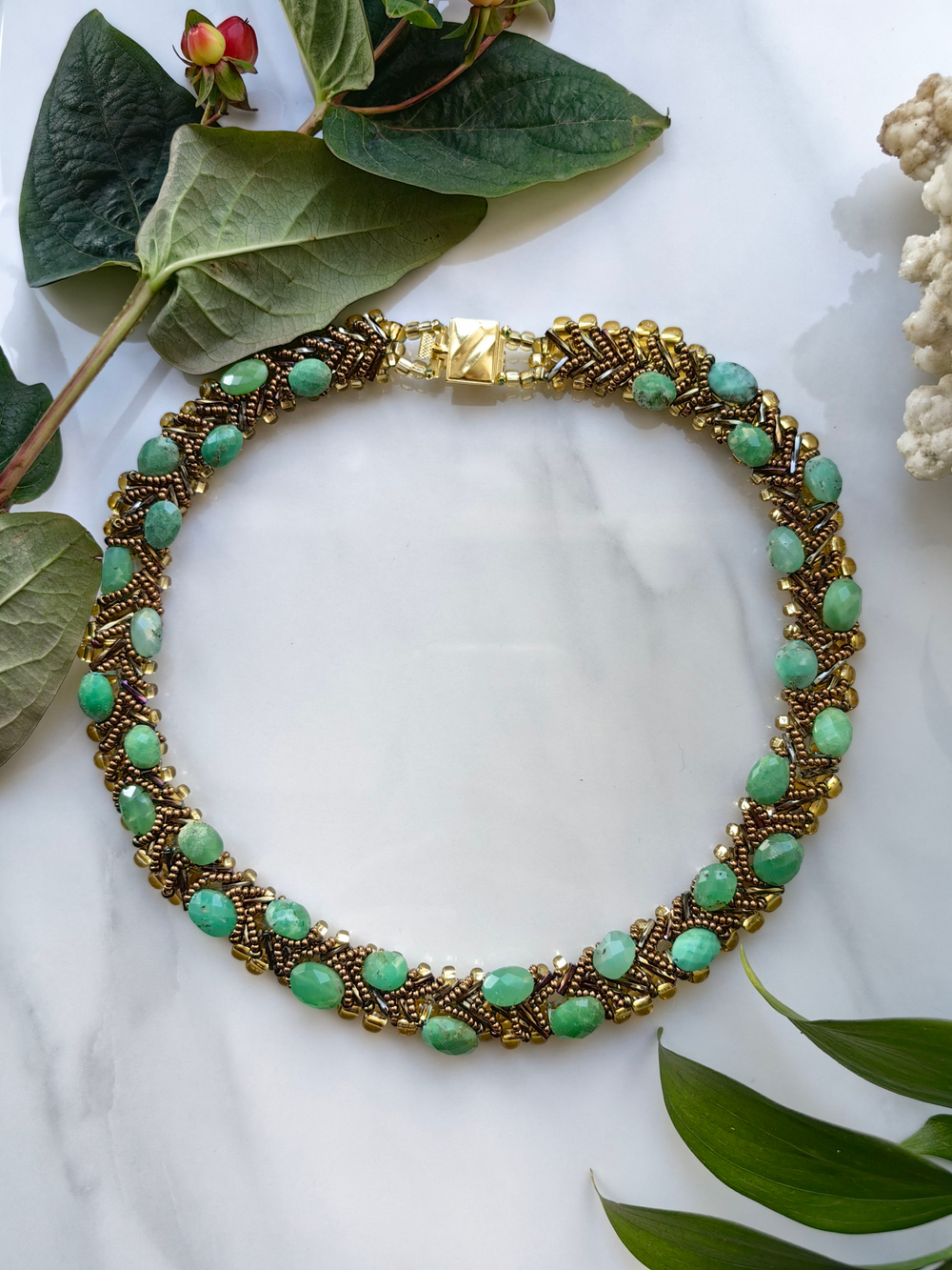 Колье из бисера "Змейка" ручной работы с камнем Хризопраз