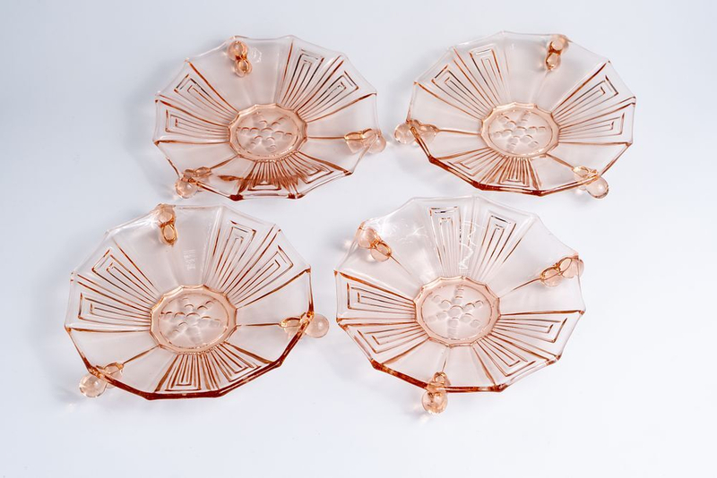 Четыре блюдца из розово-оранжевого прессованного стекла