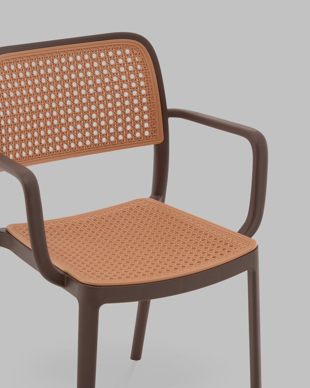 Стул Yona пластиковый с подлокотниками коричневый