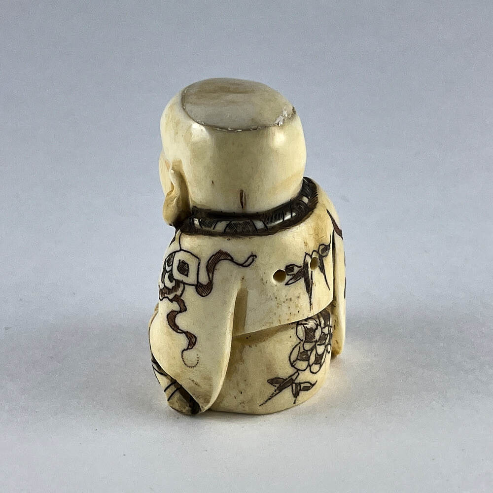 Статуэтка нэцкэ Ребенок Карако с огромной рыбой