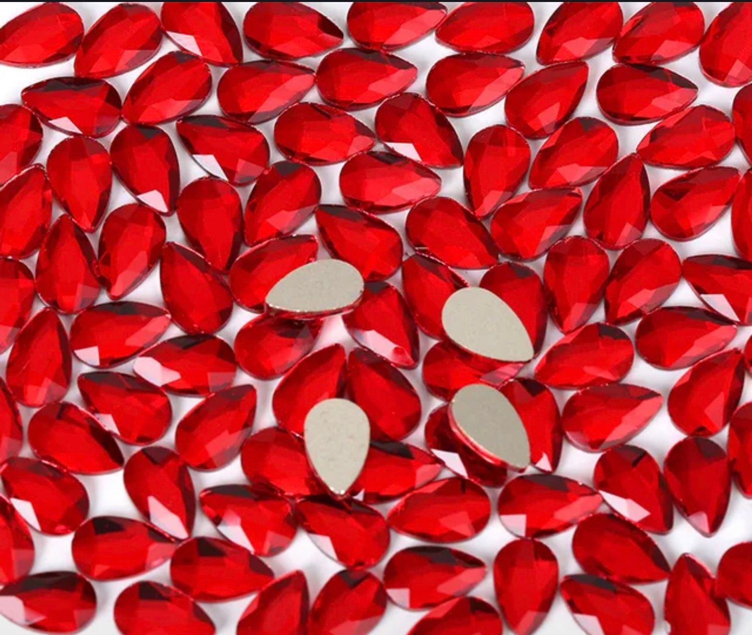 Стеклянные стразы  (5,5*8мм) 25шт, цвет красный