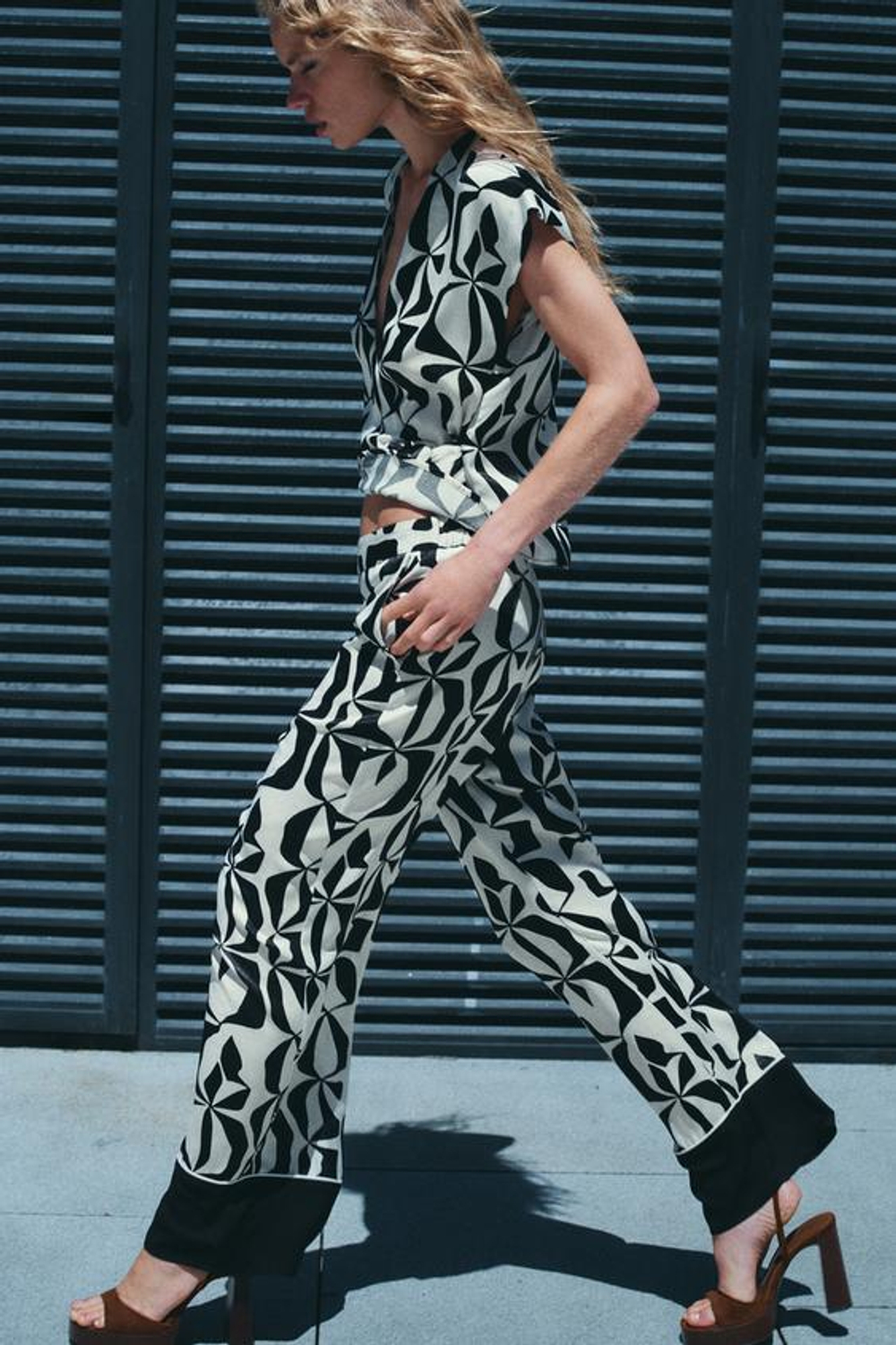 ZARA БРЮКИ ИЗ САТИНА С ПРИНТОМ, ЭКРЮ/ЧЕРНЫЙ